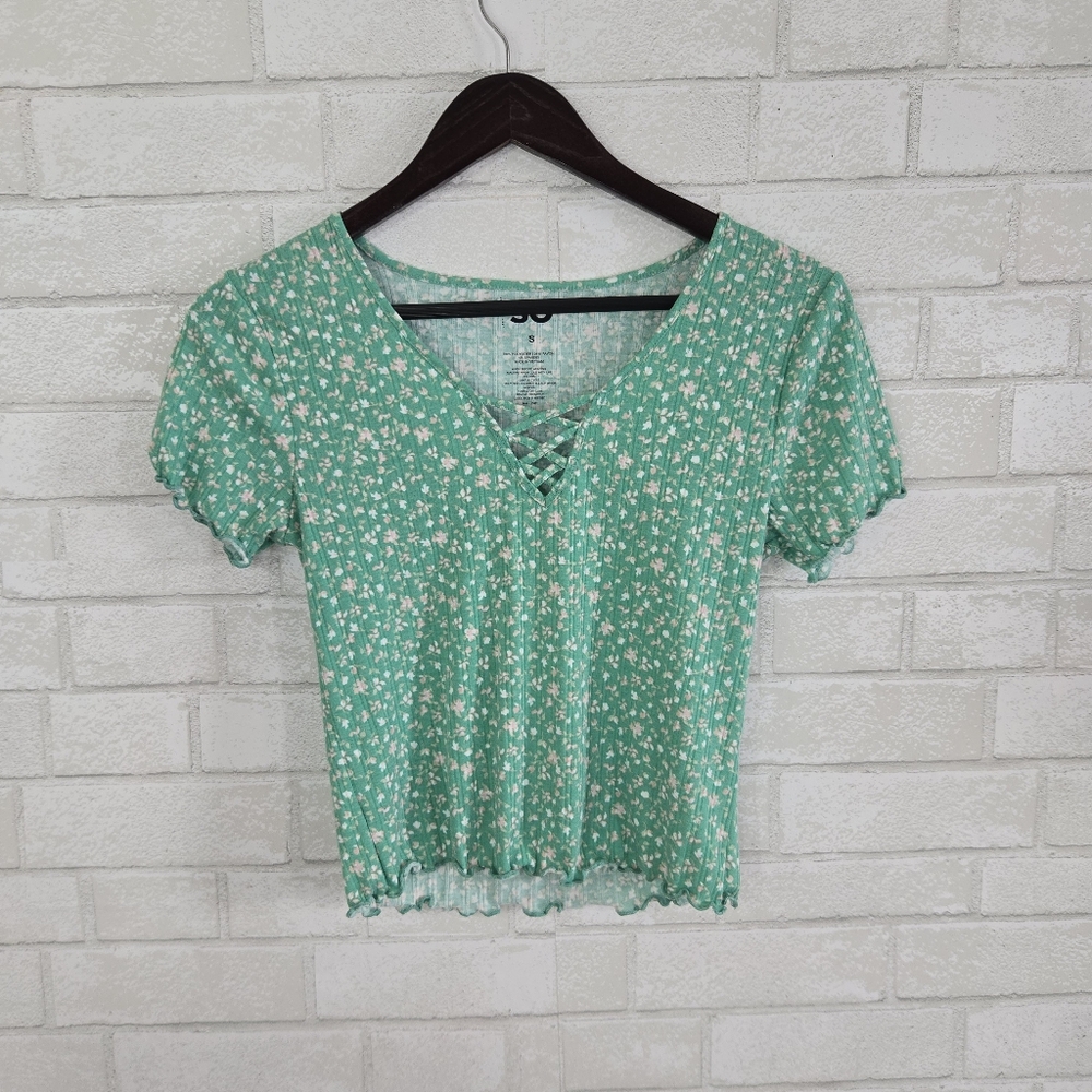 SO cute floral crop top tee